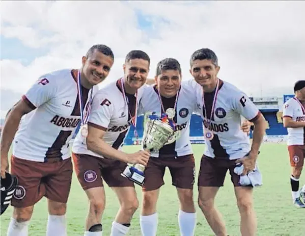  ?? CORTESÍA ?? Madrigal (segundo de izq. a der.) celebra el título en un torneo en el Colegio de Abogados. Sigue en el fútbol en comisión federativa.