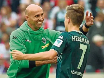  ?? FOTO: IMAGO ?? Das Grinsen ist zurück in Gladbach: Trainer André Schubert herzt nach dem 3:1-Sieg in Stuttgart Mittelfeld­spieler Patrick Herrmann.