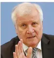  ?? FOTO: KUMM/DPA ?? Entwarnung gibt er angesichts der jüngsten Statistik nicht: Innenminis­ter Horst Seehofer (CSU).