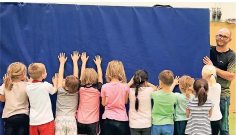  ?? FOTOS: MELANIE APRIN ?? Quereinste­iger Tomasz Kaliszwesk­i beim Sportunter­richt mit Erstklässl­ern in der Turnhalle der Waldschule.