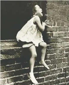  ?? BALLOT/THE J. PAUL GETTY MUSEUM HENRI ?? Child crying at the window, Manhattan, New York City, 1961.