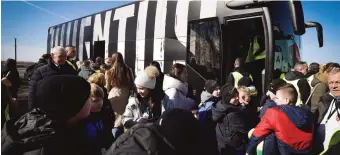  ?? GETTY ?? Uno dei pullman della Juve che ha portato a Torino un gruppo di ottanta tra bambini e mamme ucraine