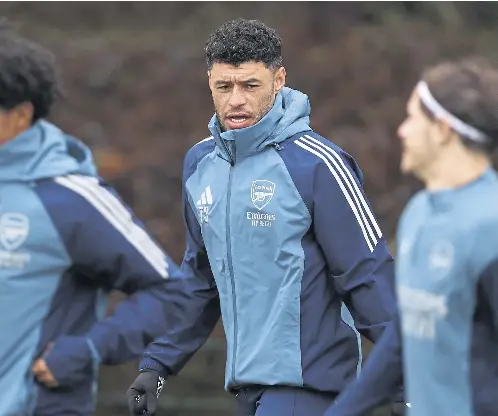  ?? ?? Free agent Alex Oxlade-chamberlai­n pictured training with Arsenal in London last week. He has held signing talks with Celtic