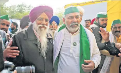  ?? SANCHIT KHANNA /HT ?? COMRADES IN ARMS : Bhartiya Kisan Union leaders Balbir Singh Rajewal (left) and Rakesh Tikait at the Ghazipur border in Delhi during the ongoing protest against the new farm laws, on Friday.