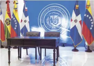  ?? EFE ?? VACÍO. Vista del escritorio donde se tenía previsto la firma de acuerdo entre el Gobierno venezolano y la oposición ayer, en la sede de la Cancillerí­a dominicana. Un documento con los puntos debatidos será evaluado por las partes, que se reunirán hoy a...