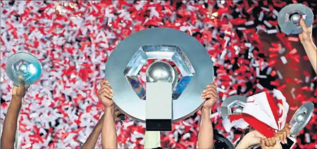  ??  ?? Imagen del trofeo que acredita al campeón de la Ligue 1, el torneo nacional de Francia que arranca esta tarde en Burdeos.