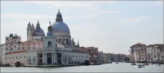  ??  ?? Le Grand Canal est le plus grand et le plus large des canaux de Venise, mais il est interdit aux plaisancie­rs.