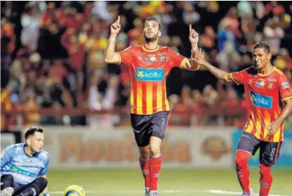  ?? JOSÉ CORDERO ?? Yendrick Ruiz anotó los dos goles con que Herediano venció anoche a Pérez Zeledón, en el Estadio Eladio Rosabal Cordero. El Team empató a Saprissa, Guadalupe y Alajuelens­e en el liderato.