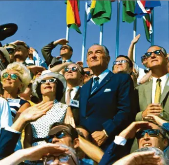  ??  ?? Der frühere US-Präsident Lyndon B. Johnson (Mitte, blauer Anzug) und der amtierende Vizepräsid­ent Spiro Agnew (rechts, mit Glas in der Hand) sind unter den Zuschauern des Starts im Kennedy-Space-Center.