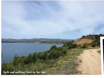  ?? ?? Cycle and walking track by the lake