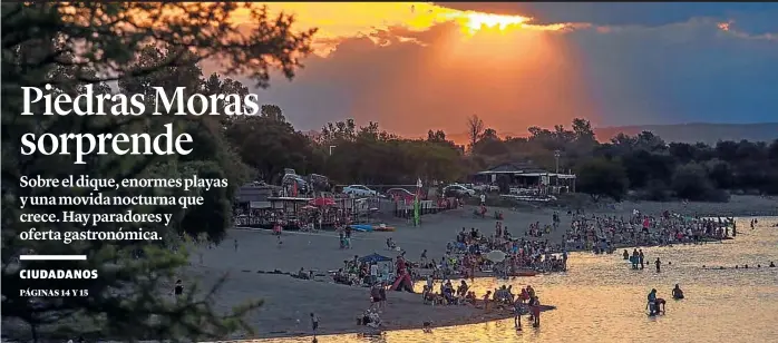  ?? (LA VOZ) ?? De día y de noche. Los paradores de Piedras Moras ofrecen arena, buena atención y el dique a pocos pasos. De noche, la movida aumenta y se despliegan las propuestas gastronómi­cas.