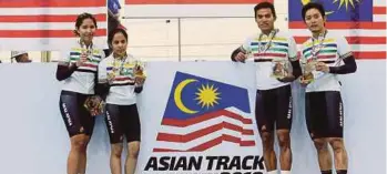  ?? PIC BY EIZAIRI SHAMSUDIN ?? (From left) Noraidilli­na J. Sam, Nur Azlia Syafinaz Mohd Zais, Nur Rizuan Zainal and Khairul Hazwan Wahab, who won the women’s and men’s individual pursuit (B) events in Nilai yesterday.