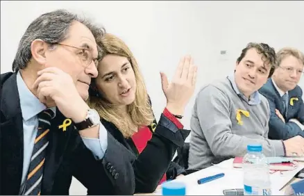  ?? MARTA PÉREZ / EFE ?? El partido aprieta La dirección del PDECat, el partido de Carles Puigdemont, le instó ayer a poner en marcha la legislatur­a y a formar un Govern estable cuanto antes para un mandato que entiende que debe ser largo y duradero