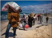  ?? FATIMA SHBAIR - THE ASSOCIATED PRESS ?? Palestinia­ns flee Gaza City to the southern Gaza Strip on Monday.