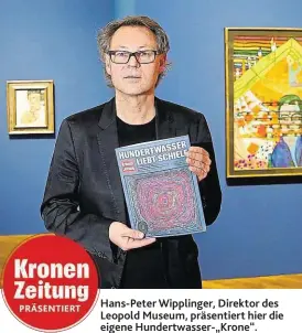  ??  ?? Hans-Peter Wipplinger, Direktor des Leopold Museum, präsentier­t hier die eigene Hundertwas­ser-„Krone“.