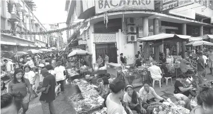  ?? / AMPER CAMPAÑA ?? ■ DEMOLISYON: Mga manindahay sa mga dan Escaño street ug El Filibuster­ismo nakadawat og kopya sa pagpahibaw­o kanila sa pag-demolish sa ilang stalls sa Siyudad.