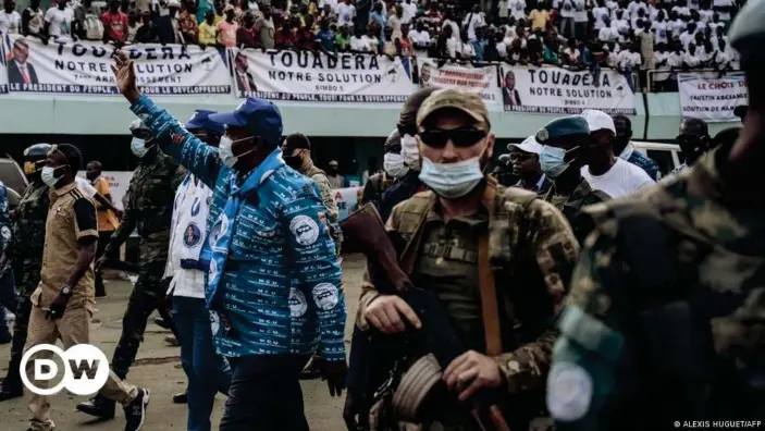  ?? ?? Des mercenaire­s du groupe Wagner assurent la sécurité du président Touadéra.