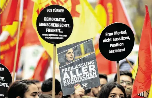  ?? BILD: SN/AFP/STOLLARZ ?? 10.000 Kurden demonstrie­rten außerhalb der Türkei – wie hier in Köln – gegen die Politik Erdoğans.