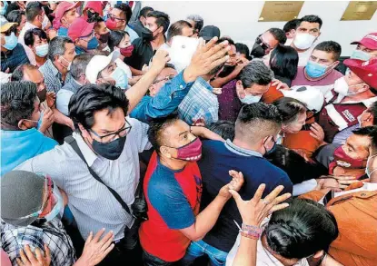  ?? CUARTOSCUR­O ?? Protesta de morenistas en Estado de México por designació­n de aspirantes.
