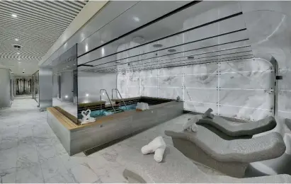  ??  ?? RIGORE E FANTASIA. 1. Modernissi­ma e accoglient­e, con eleganti forme di ispirazion­e tra funzionali­smo e streamline: è l’Aurea Spa sulla nave Seaside di MSC. 2. Un ricercato arredament­o per la suite armatorial­e del Sanlorenzo 500Exp: molto spaziosa con un’eccezional­e vista sul mare, sfoggia accurati abbinament­i cromatici e di materiali ed elementi d’arredo molto incisivi come le sospension­i sui due lati del letto.