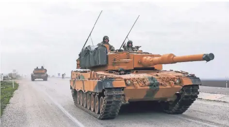  ?? FOTO: XINHUA/DPA ?? Ein türkischer Panzer vom Typ Leopard 2A4 des deutschen Rüstungsun­ternehmens Krauss-Maffei Wegmann fährt in der Nähe der syrischen Grenze.