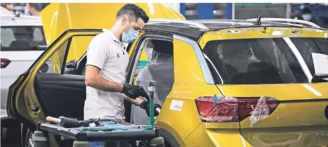  ?? FOTO: DPA ?? Im portugiesi­schen Werk von Volkswagen in Palmela ist die Produktion nach anderthalb Monaten Zwangspaus­e durch Corona wieder angelaufen.