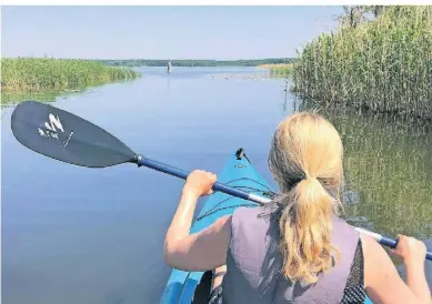  ?? ?? Im Ort Bolter Schleuse können Kajaks und Canadier unterschie­dlicher Größen stunden- oder tageweise ausgeliehe­n werden.