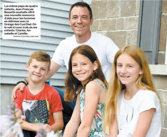  ?? PHOTO STEVENS LEBLANC ?? Lui-même papa de quatre enfants, Jean-françois Bessette souhaite offrir une nouvelle ressource d’aide pour les hommes en détresse avec la Grange des Cool Dad. On le voit ici avec trois de ses enfants : Charles, Annabelle et Camille.