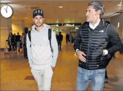  ??  ?? LLEGADA. Caminero fue a recibir a Vitolo ayer en la T2 de Barajas.