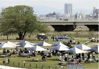  ?? The Yomiuri Shimbun ?? People are seen gathering for barbecues at the Yodogawa Riverside Park in Yodogawa Ward, Osaka, on Saturday.