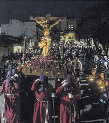  ?? ?? Paso del Cristo de la Preciosa Sangre, anoche por las calles de Llopis y del Espíritu Santo.