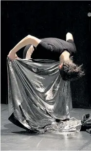  ?? Foto: Bielesch ?? Die Choreograf­in Sara Lanner stellt beim Festival Imagetanz in ihrer Soloarbeit „Guess What“die Frage nach der eigenen Identität.