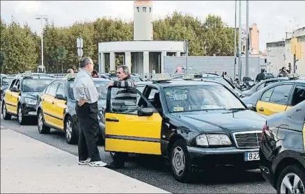  ?? CÉSAR RANGEL ?? Dos taxistas conversan en la parrilla de la estación de Sants