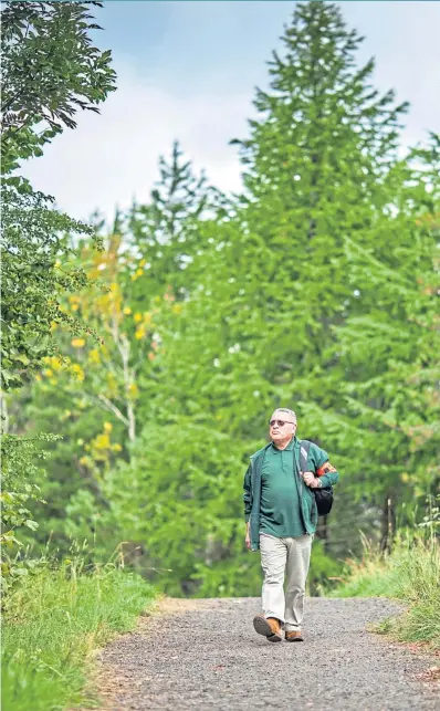  ?? Jamie Williamson ?? Ian Kelly enjoys the health benefits of a walk in the country Picture