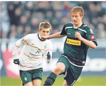  ?? FOTO: DIETER WIECHMANN ?? Von 2009 bis 2012 war Marko Marin (Hintergrun­d) der teuerste Borussia-Abgang, dann löste ihn Marco Reus ab, sein unmittelba­rer Nachfolger in Gladbachs Offensive.