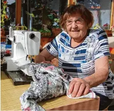  ??  ?? Zur „Nervenberu­higung“setzt sich die 89 Jährige immer noch gerne an eine der bei den Nähmaschin­en in ihrem Wintergart­en. „Ich bin ein Upcycler“, sagt sie. Gerade ar beitet sie einen Pulli zu einer schicken Jacke um.