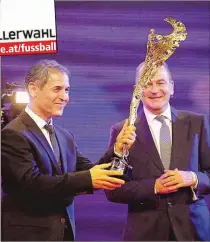  ??  ?? Bei der „GalaNacht des Sports“hielt Herbert Prohaska die Laudatio für Marcel Koller – der Teamchef erhielt einen „Special Award“.