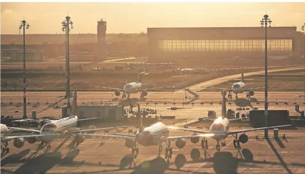  ?? FOTO: MICHAEL KAPPELER/DPA ?? Alles startklar: Auf dem Vorfeld stehen bereits zahlreiche Flugzeuge vor Terminal 1 des neuen Hauptstadt­flughafens.