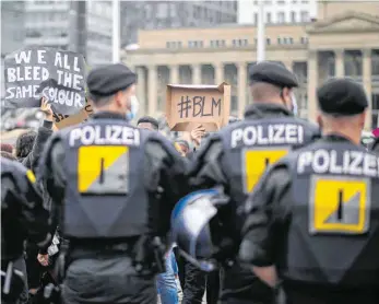  ?? FOTO: SEBASTIAN GOLLNOW/DPA ?? Wie in vielen anderen Städten, wurde auch in Stuttgart am Samstag gegen Polizeigew­alt demonstrie­rt. Mancherort­s kam es dabei zu Gewalt – gegen Polizisten. Zumeist blieb der Protest aber friedlich.