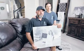 ?? MICHAEL WYKE/AP ?? David and Wendy Mills show a photo of their daughter last week at their home in Spring, Texas. Kailee Mills, 16, was riding in the back seat of a car in 2017 when she briefly unfastened her seat belt. A crash moments later killed her.
