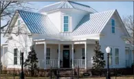  ?? Fort Worth Star-Telegram/TNS/STEPHANIE ALLMON MERRY ?? The Magnolia House is in downtown McGregor, Texas, about 20 minutes outside of Waco.