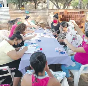  ??  ?? Madres solteras en su mayoría reciben capacitaci­ón para una salida laboral.