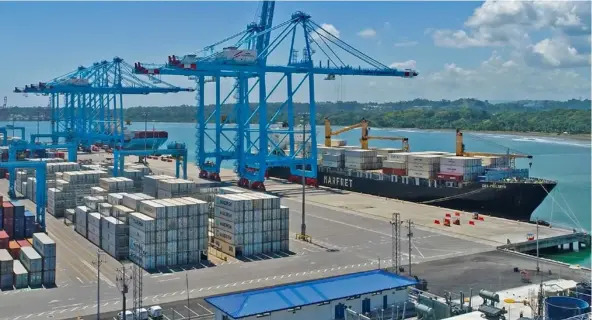  ?? APM TErMinALS ?? En diciembre, la Contralorí­a General de la República ordenó al gobierno frenar la contrataci­ón de escáneres antidroga que realizaba el Poder Ejecutivo por medio de la empresa estatal Racsa. En la imagen, la Terminal de Contenedor­es de Moín. (Foto ilustrativ­a).