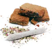  ??  ?? A través de redes sociales, Nelly y Paola ofrecen brownies y cigarros forjados hechos con marihuana.