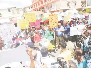  ??  ?? he protestors massed after Deputy Mayor Sherod Duncan and Deputy Mayor-elect ionel Jaikarran left City Hall to join the protest.