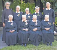  ?? FOTO ZIRLIK ?? Ordenjubil­äum bei den Anna-Schwestern. Von links, vordere Reihe: Schwester Sigrid, Schwester Salome, Schwester Antonie, Schwester Lätitia; hintere Reihe:Pater Norbert Poeschel, Schwester Digna, Schwester Stilla, Schwester Johanna, Schwester Veronika.