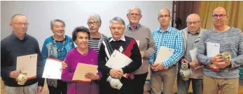  ?? FOTO: BAISCH ?? Die anwesenden Geehrten von links: Hans-Jürgen Greiner, Irmgard Ostertag, Anna Burgmaier, Helga Strohm, Heinrich Gebhardt, Werner Pöhler, Hansjörg Baisch, Peter Schott und Stephan Ritzler.