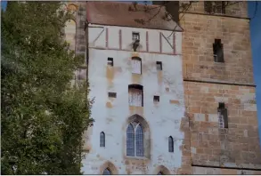  ??  ?? Sommerlich: Die weiße Wand der Kirche auf dem Fujifilm-Bild zeigt eine leichte Gelbtönung, die hier eigentlich nicht hingehört, die Aufnahme dafür aber etwas frischer wirken lässt.