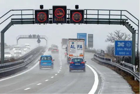  ?? Foto: Alexander Kaya ?? Der Doppel Anschluss an die A 8 im Ulmer Norden ist jetzt beschlosse­ne Sache. In unmittelba­rer Nähe der bestehende­n Anbindung Ulm West (im Hintergrun­d) wird die An schlussste­lle Ulm Nord gebaut, mit der der Containerb­ahnhof und das Gewerbegeb­iet...