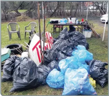  ?? photo Michel Lamy ?? Plus de 225 livres de déchets ont été ramassés par les bénévoles.—